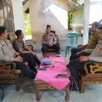 SAMBANG : Terlihat Kapolsek Belitang II AKP Aston L Sinaga saat sambang Desa Sugih Waras.